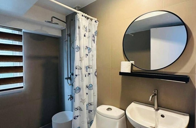 SMTH Suites - Yellow One