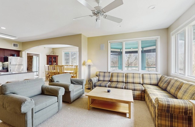Smugglers’ Notch mountain-view condo near skiing with pool & fireplace