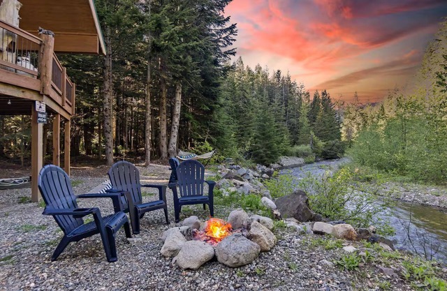 Snoqualmie Pass Cabin: Hot Tub, Sauna, Hike & Ski