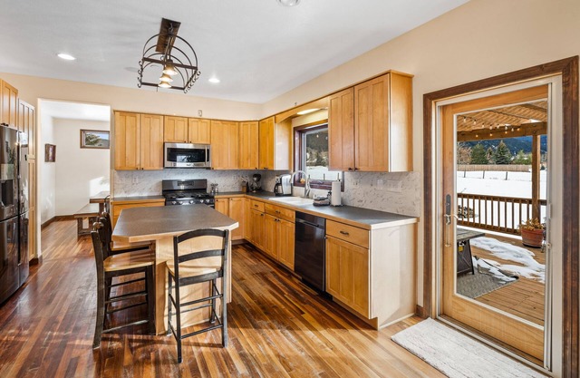 Snow Creek-Perfect home for your families home base while exploring the area!