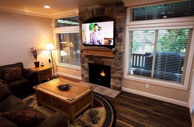 Snowbasin Lakeside Luxury 3bd.Hot tub.Garage. 2300sqft