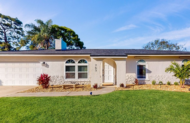 Snowbird-friendly home with open layout, enclosed yard, smart TV, AC, & W/D