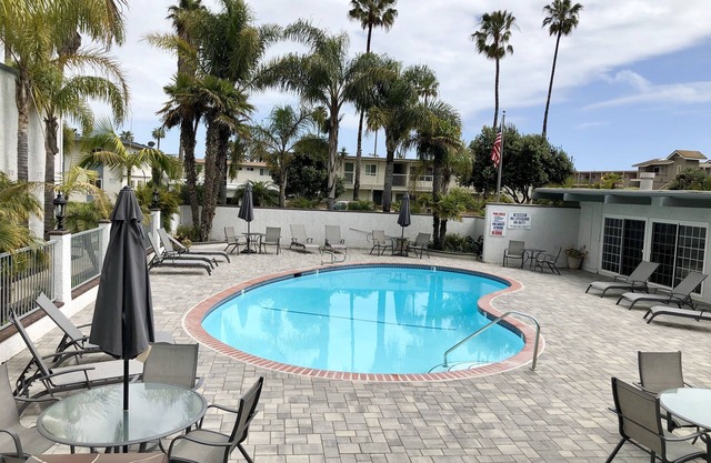Snowbirds! 2 BR Condo Across the Street from Beach Heated Pool - 28 Day Minimum