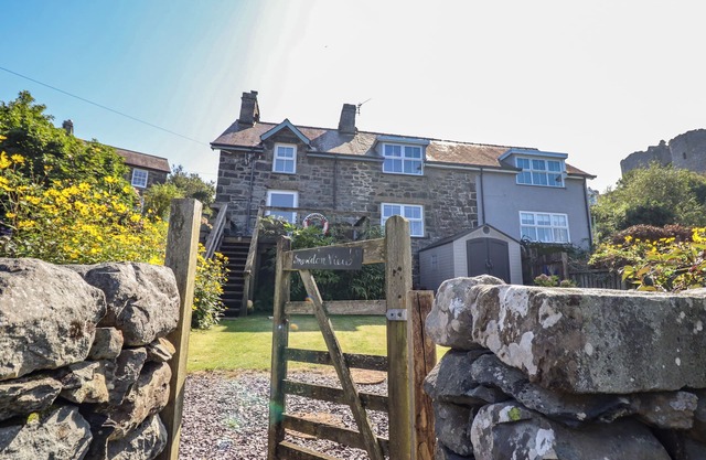 SNOWDON VIEW, family friendly, character holiday cottage in Harlech