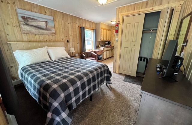 Snug as a Bug Studio-style Motel on The Gull Lake Trail in Lake Shore WiFi, AC
