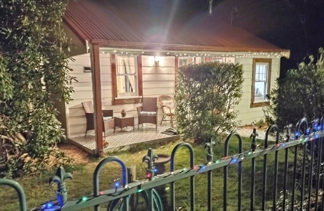 Snuggle Inn Cosy Mountain Charmer Fireplace Garden Close to walks/cafes
