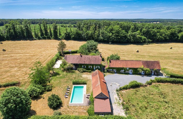 So Villa Champs Roger (58) - Heated swimming pool - Basketball - 2h from Lyon - 42p.