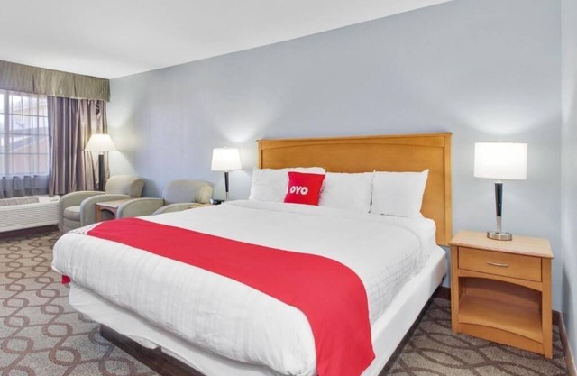 Soak in Sun by USS Lexington, Outdoor Pool, King Bed & Breakfast