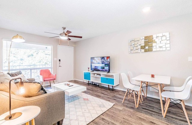 SoCo 1BR suite w pool, king bed, close to Downtown