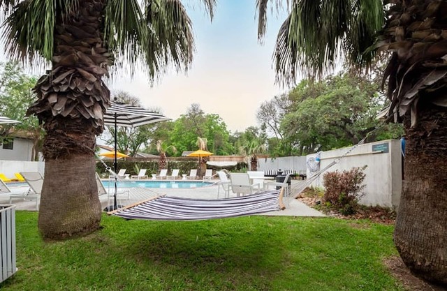 Soco 2BR Cozy Suite w Pool King bed Fast Wifi
