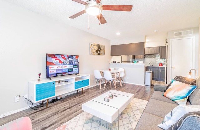 SoCo chic 1BR w/fast WiFi, king bed, close to DT