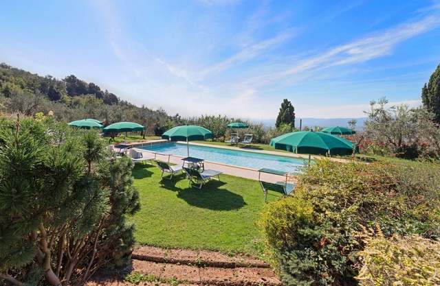"Soffitta" farmhouse apt, swim pool, pvt garden, stunning view, very peaceful