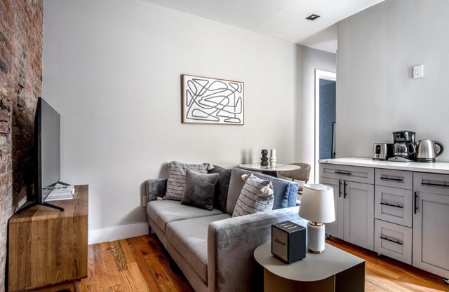 SoHo 2BR w Balcony WD nr WF NYC-1190