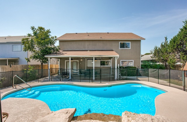 Solar Oasis: Pool, Waterfall, Jacuzzi & Salu Spa