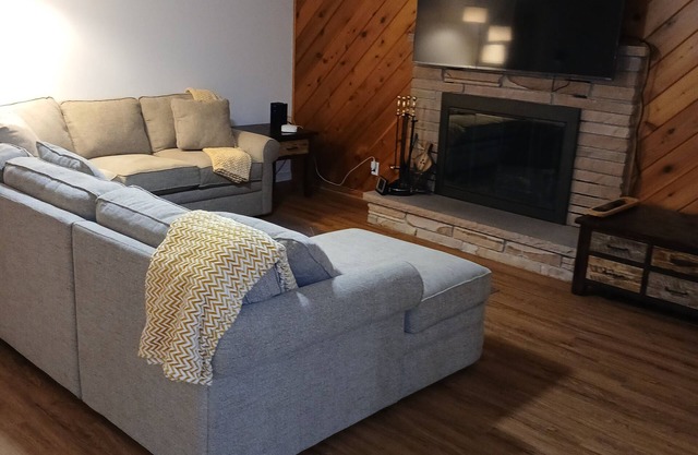 Solar-powered charming, 3-bedroom home w/WiFi, AC, sleeps 11, near golf courses
