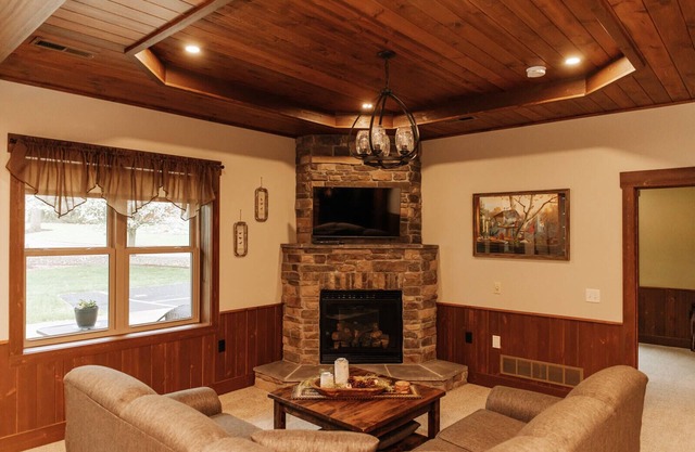 Songbird Serenade Suite: Luxury, Lodge Suite in Amish Country, Ohio