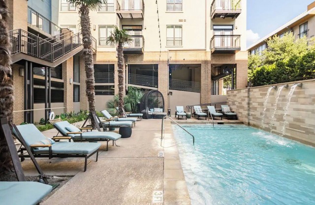 Sophisticated 1,100 sq. ft. apt in Plano near to Shops at Legacy.