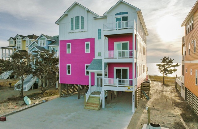Soundfront 10BR/11BA home - Prime windsports access, private pool, hot tub ★