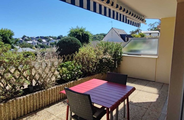 South-facing T2 apartment 400 m from the main beach.