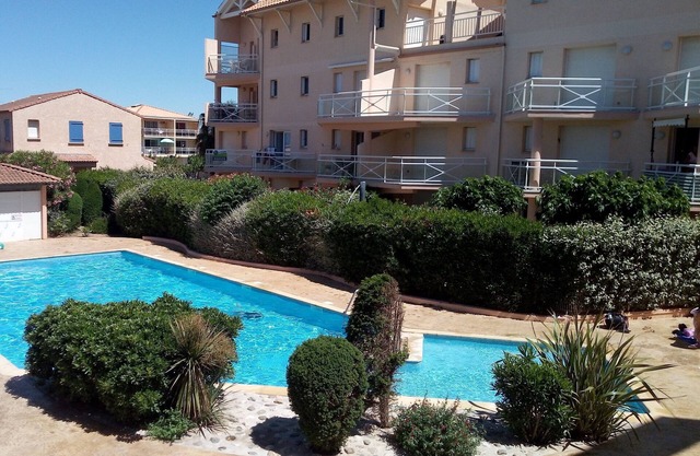 SOUTH-FACING 1ST FLOOR APARTMENT, NEAR BEACH, WITH TERRACE, PRIVATE PARKING