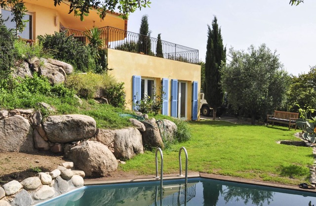 South-facing garden level semi-buried swimming pool