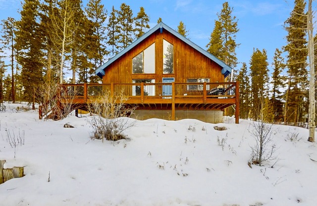 South-facing mountain-view cabin with deck, grill, fireplace & private hot tub