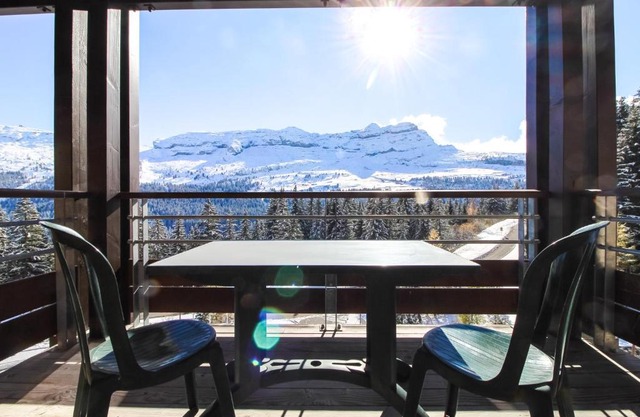 South-facing newly renovated 2-bed apartment Les Terrasses d'Eos