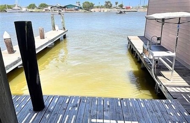 South Harbor Condo. 3 Bedroom, 3 Bath. Boat Slip. LED Fishing Light. Large Deck.