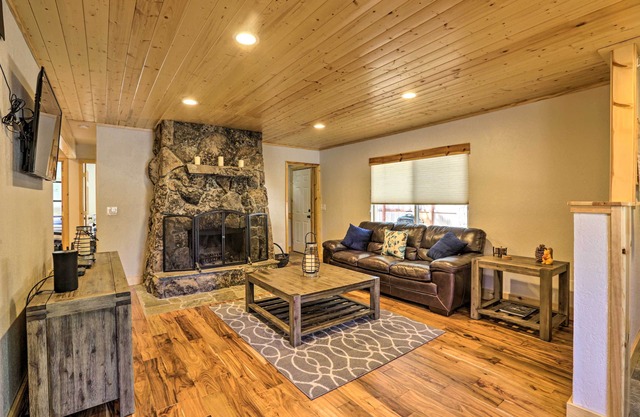 South Lake Tahoe Cabin ~ 7 Mi to Ski Resort!