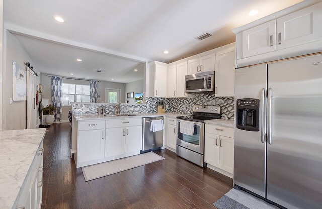 South Palmway House - Elegant, Private, Stylish Pool Home