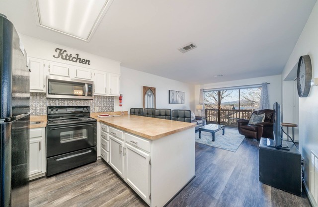 South Shore 1 bdrm! Gameroom, Mini-Golf, Pickleball, Game room, 2 Pools & More!