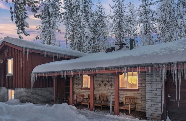 South Tahoe Rustic Home! Sleeps Over 10! by RedAwning