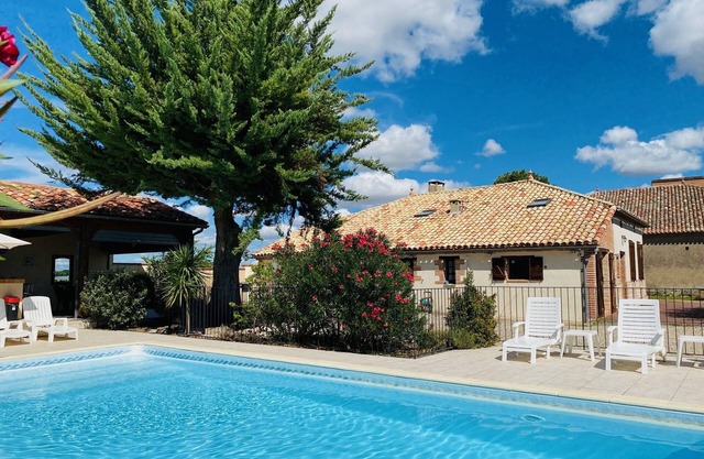 South West France Farmhouse, Heated Pool, Air Conditionned bedrooms