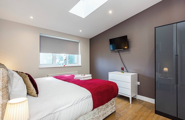 South Woodford E18 - Lovely 2 Bed 2.5 Bath House