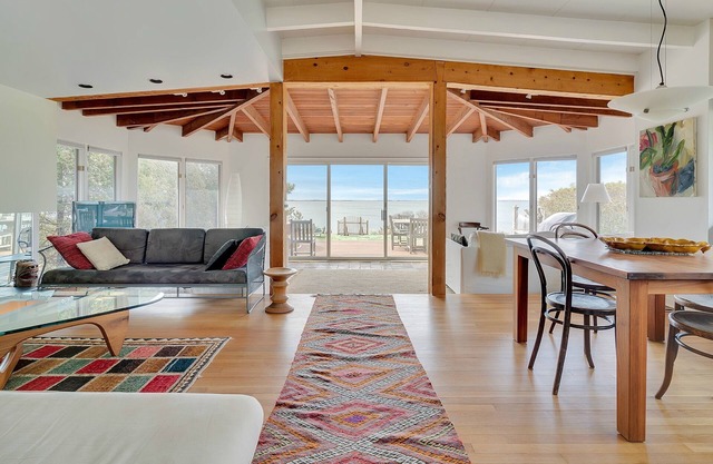 SOUTHAMPTON WATERFRONT - ZEN -LIKE GEM/ARCHITECT DESIGNED