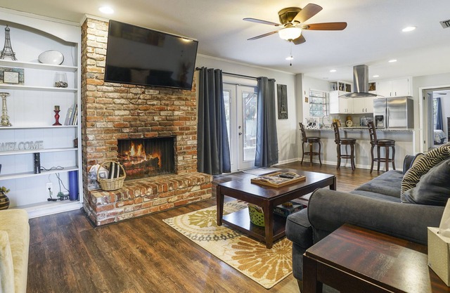 Southern Charm JAX- Spacious 4bd/ 3ba Jacksonville home near I-95