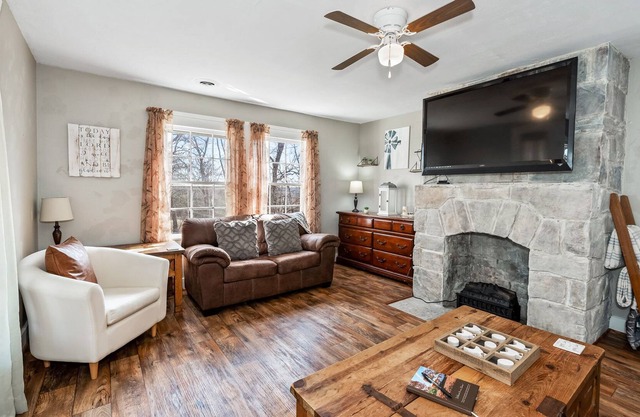 Southern Comfort Farmhouse | WiFi | Dog Friendly | Near Preserve | Fire Pit |BBQ