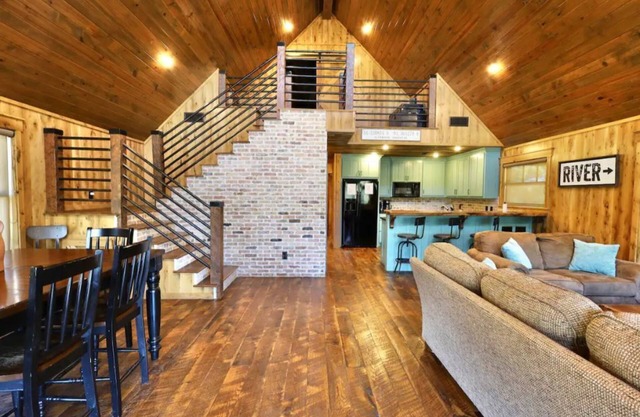 Southern Grace on the Caddo - on the RIVER! with HOT TUB!