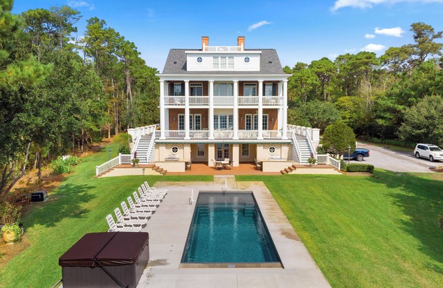 Southern Splendor Luxury home, 5 acres, private pool & hot tub, boat dock