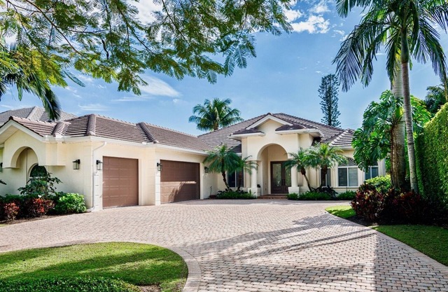 SOUTHERN SUNSET - Olde Naples, Heated Pool & Spa, Walk to the beach!