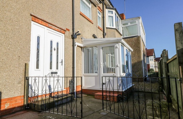 SOUTHPOINT, pet friendly, character holiday cottage in Bridlington