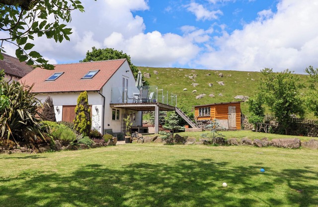 SOUTHVIEW, pet friendly, with a garden in Clee Hill
