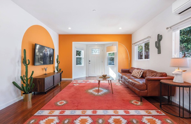 Southwest by AvantStay | Heart of Hollywood | Remodeled 1920s Bungalow