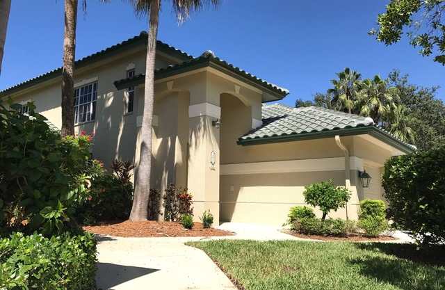 Southwest-facing home: sunny, modern, lake-view - Pelican Landing/Palm colony