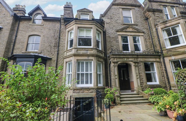 SPA HOUSE, luxury holiday cottage, with open fire in Buxton
