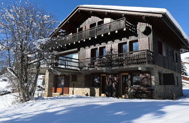 Spacious chalet 8 rooms, 14 people, near slopes, with parking
