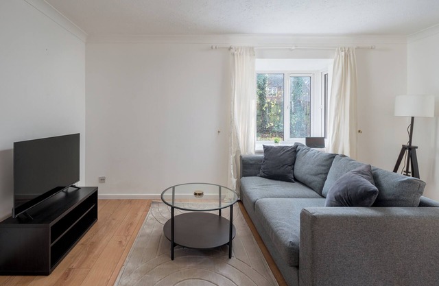 Spacious 1 Bedroom Apartment w/Parking in Crawley