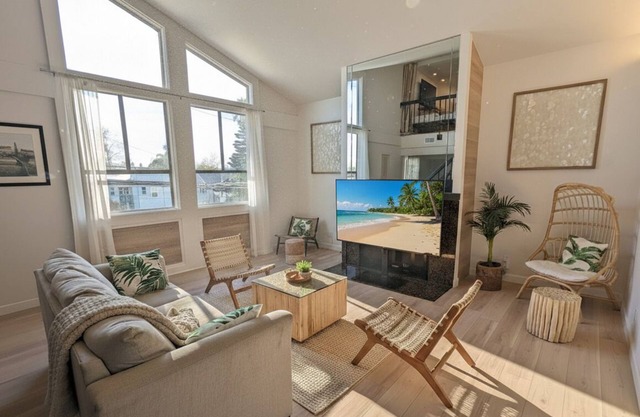 SPACIOUS 1600sqft Beach Pad - 3min Walk to Sand, AC, Patio, 75" TV, Strong WiFi