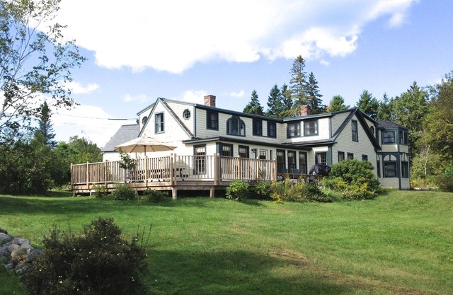 Spacious 19th century 7 bedroom family farmhouse close to Acadia and the shore