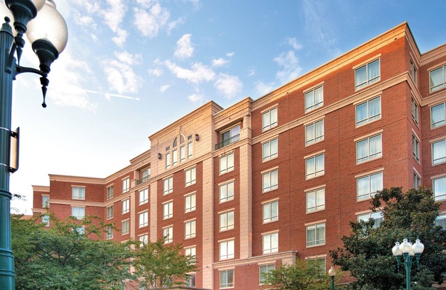 Spacious 1BR 10 Minutes South of DC w/FREE WiFi, Free Parking and Metro Access